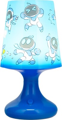 Lille bordlampe med blå fod og lyseblå skærm med Astro Bot-figurer