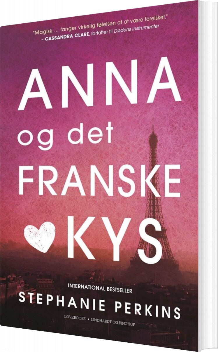 Oplev en fortryllende kærlighedshistorie med "Anna og det franske kys" af Stephanie Perkins, som fører læserne til det romantiske Paris. Anna, en amerikansk teenager, bliver sendt på kostskole i Frankrig, hvor hun møder den charmerende Étienne St. Clair. Deres venskab udvikler sig til noget mere, men forhindringer som forhold og afstand truer deres lykke. Dette er en fantastisk fortælling om ungdommelig kærlighed, venskab og modet til at følge sine følelser.

- Udforsk en unik kærlighedshistorie i Paris.
- Relaterbare karakterer med dybe følelser.
- Underholdende og hjertevarm fortælling.
- Kombination af romantik og venskab.
- Ideel for unge læsere og romantikfans.
- Smuk skrivestil, der fanger læserens opmærksomhed.