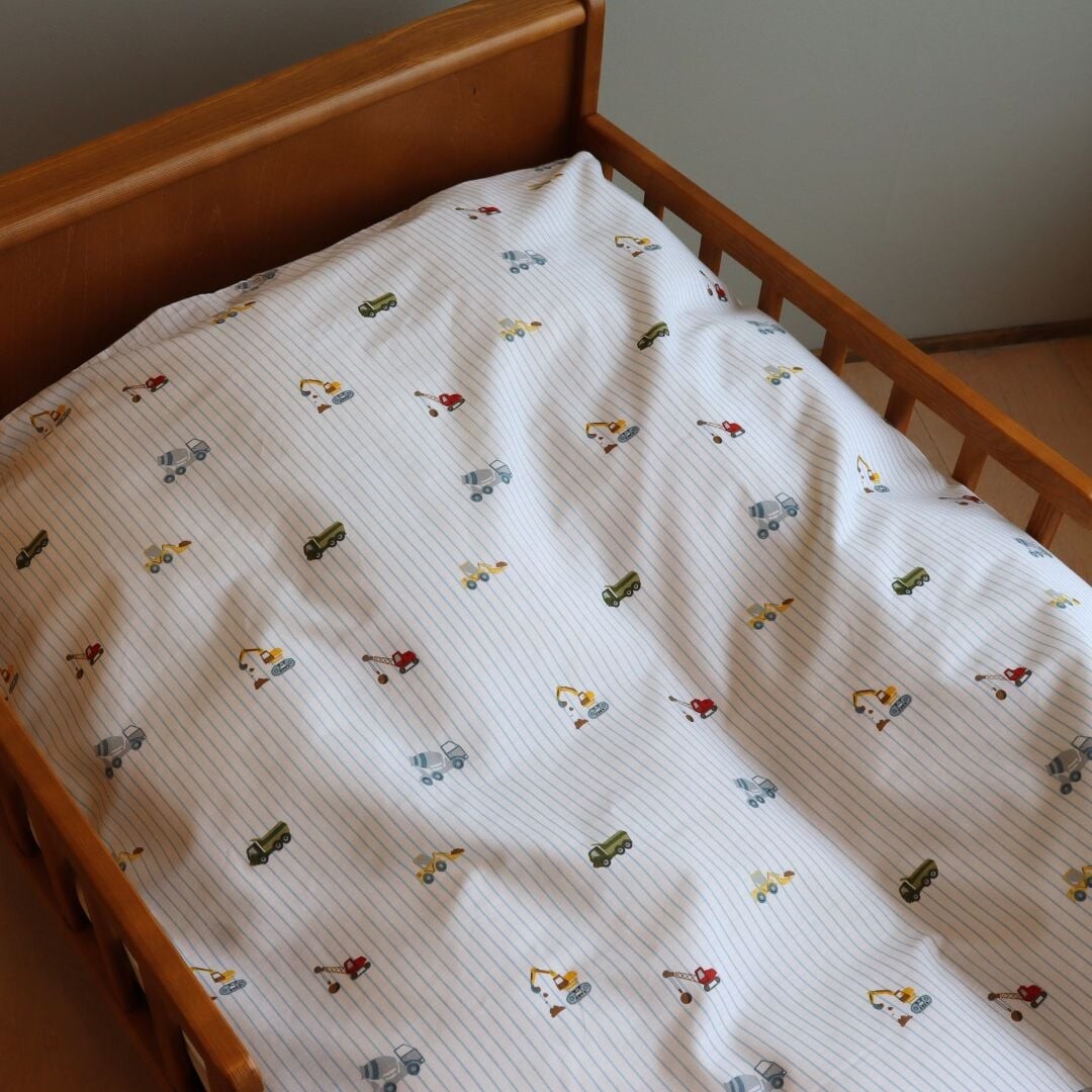 Stribet arbejdsmaskine sengetøj - 100% bomuld - Junior sengetøj 100x140 cm - Hvid med blå striber og arbejdsmaskiner
