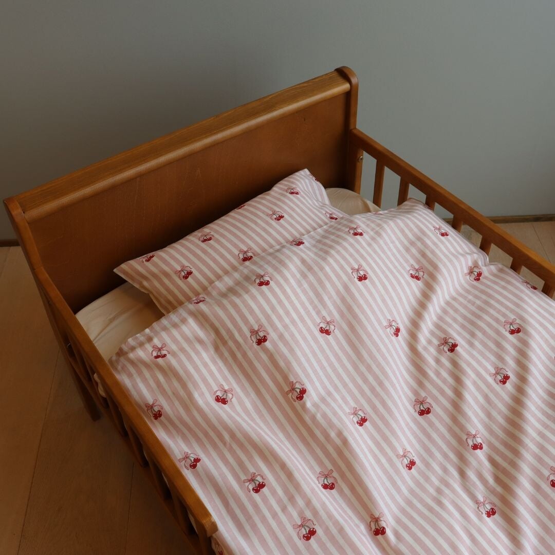 Kirsebær sengetøj - 100% bomuld - Junior sengetøj 100x140 cm - Stribet lyserød med kirsebær og sløjfer