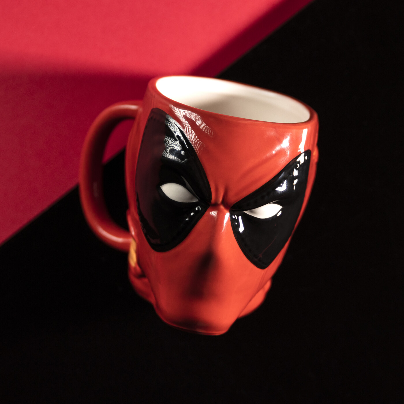 Se Deadpool Shaped Mug hos Gucca.dk