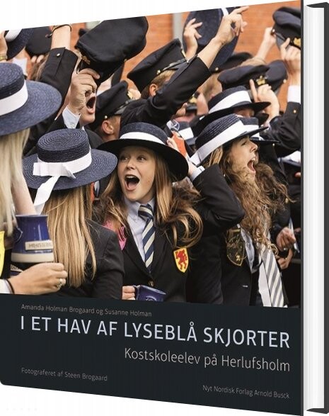 Billede af I Et Hav Af Lyseblå Skjorter - Susanne Holman - Bog