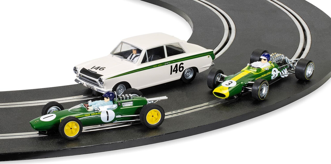 Se Scalextric - Jim Clark Sæt Med 3 Biler - 1:32 - C4395a hos Gucca.dk