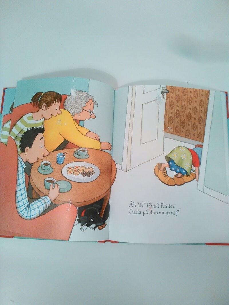 Julia Henter Strømper - Eva Eriksson - Bog