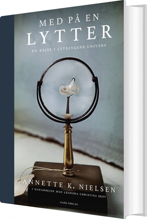 Billede af Med På En Lytter - Annette K. Nielsen - Bog