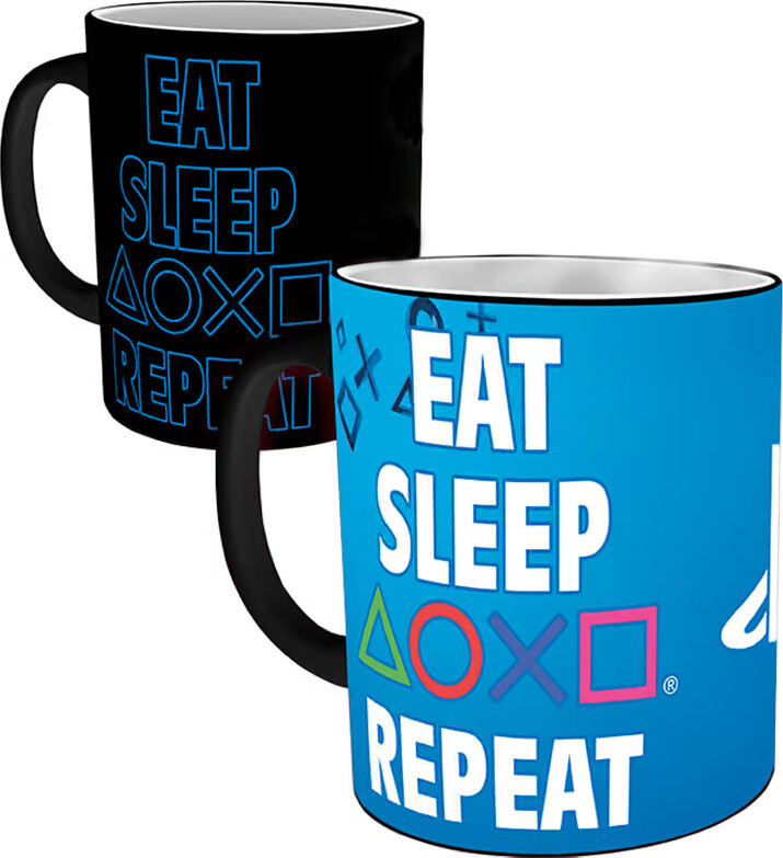 To PlayStation-krus med teksten Eat Sleep Repeat, et sort og et blåt