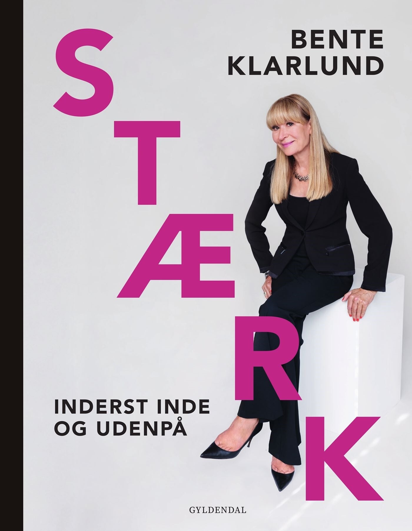 Stærk - Inderst Inde Og Udenpå - Bente Klarlund Pedersen - Bog - Gyldendal