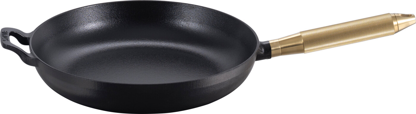 STAUB Buster & Punch stegepande støbejern sort Ø28 cm Messinghåndtag