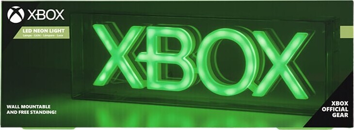 Ordet XBOX i grønt neonlys ved siden af æsken