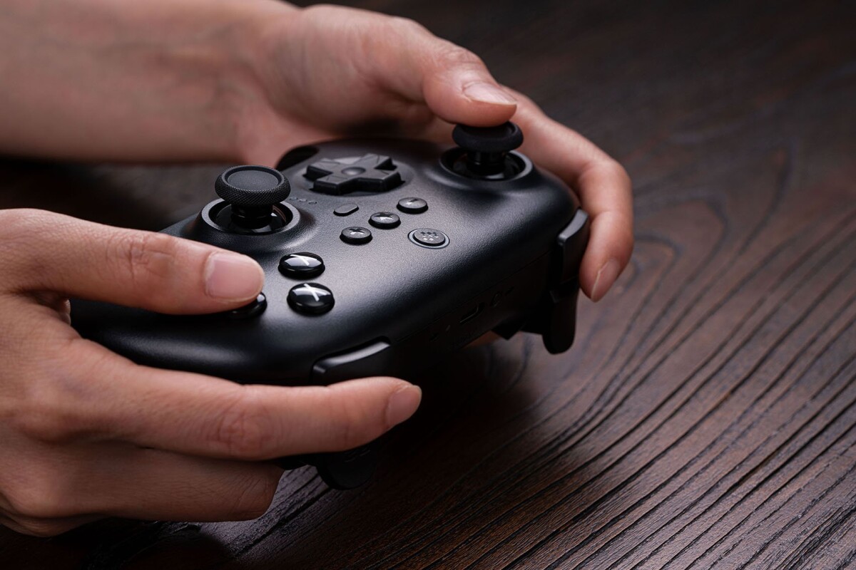 8Bitdo - Ultimate Trådløs Controller Inkl Ladestation - Bluetooth - Sort