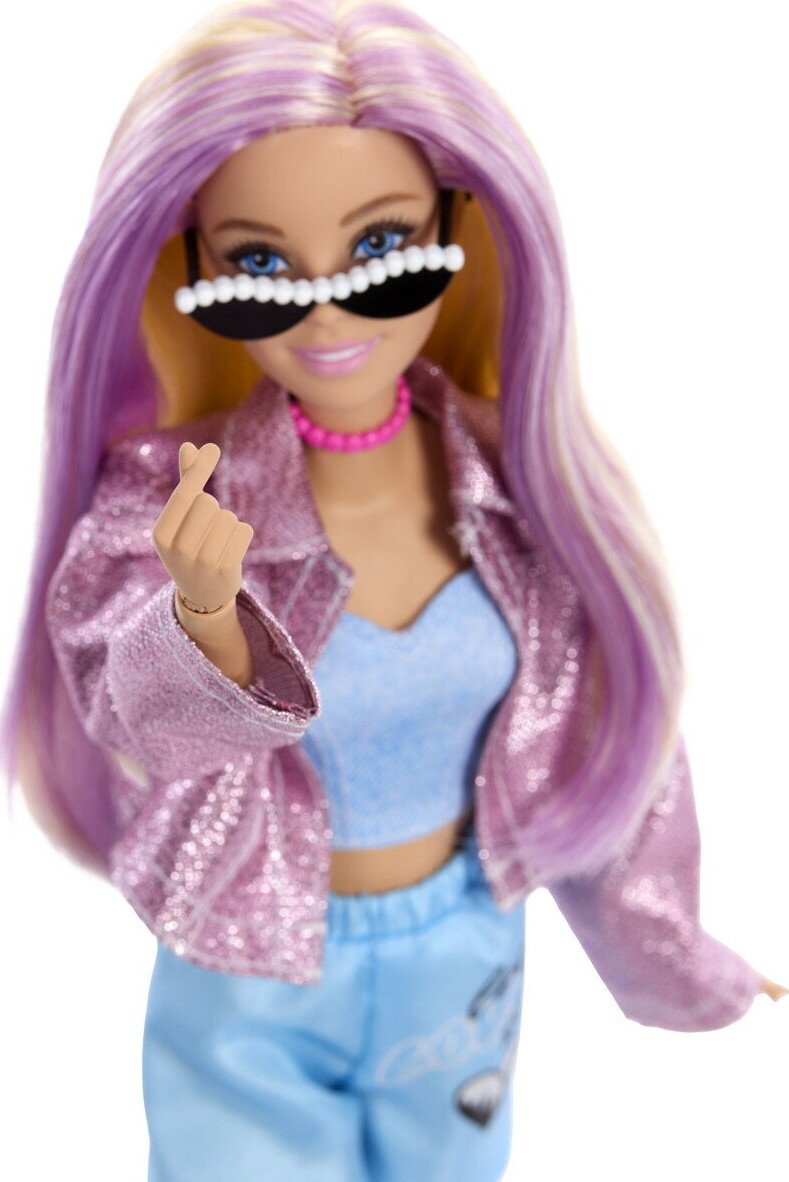 Barbie - Deluxe Style Dukke Med 4 Sæt Tøj - Mattel Jnc61