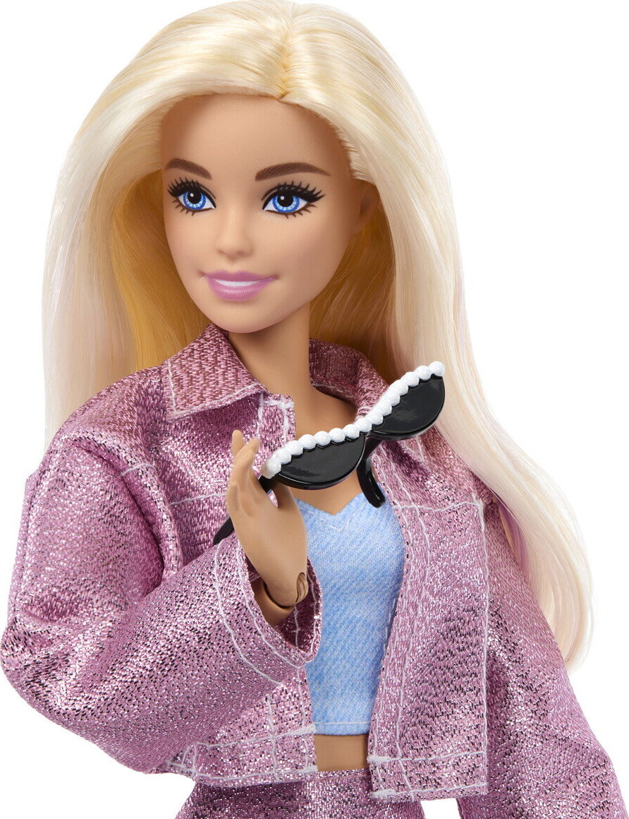 Barbie - Deluxe Style Dukke Med 4 Sæt Tøj - Mattel Jnc61