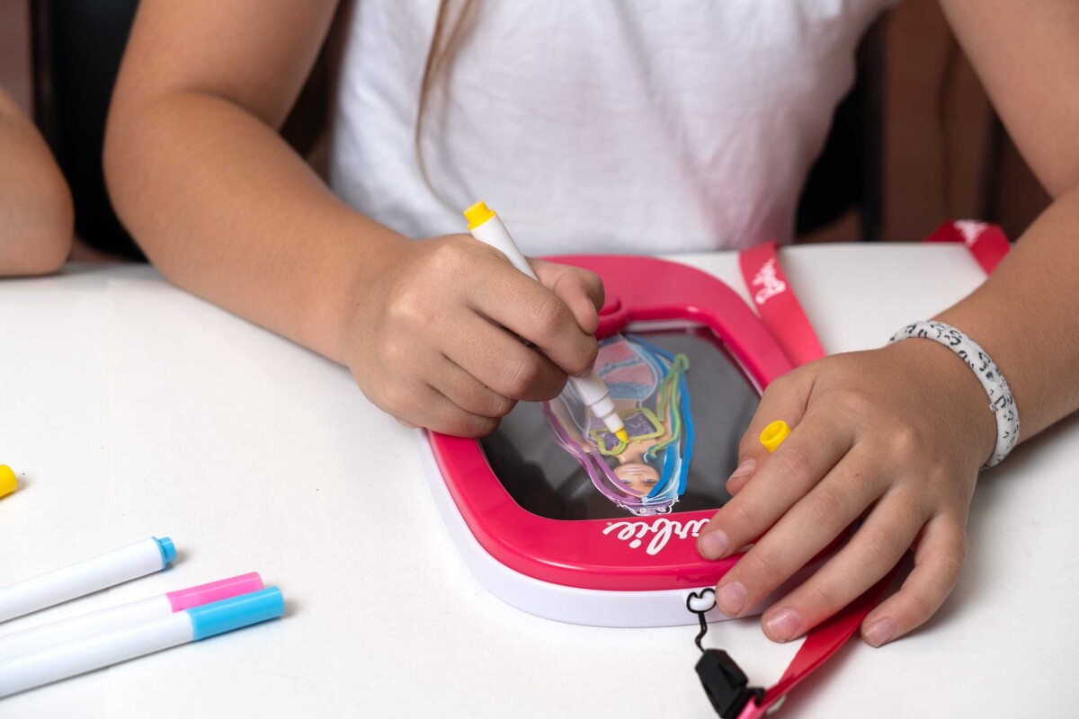 Barbie - Mobile Glow Pad Inkl 3 Magiske Tusser Og 4 Skabeloner