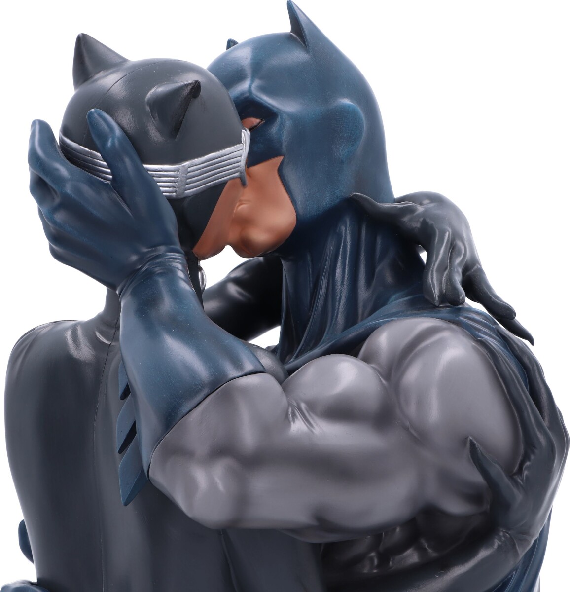Batman And Catwoman Kiss Statue - 34 Cm - Nemesis Now