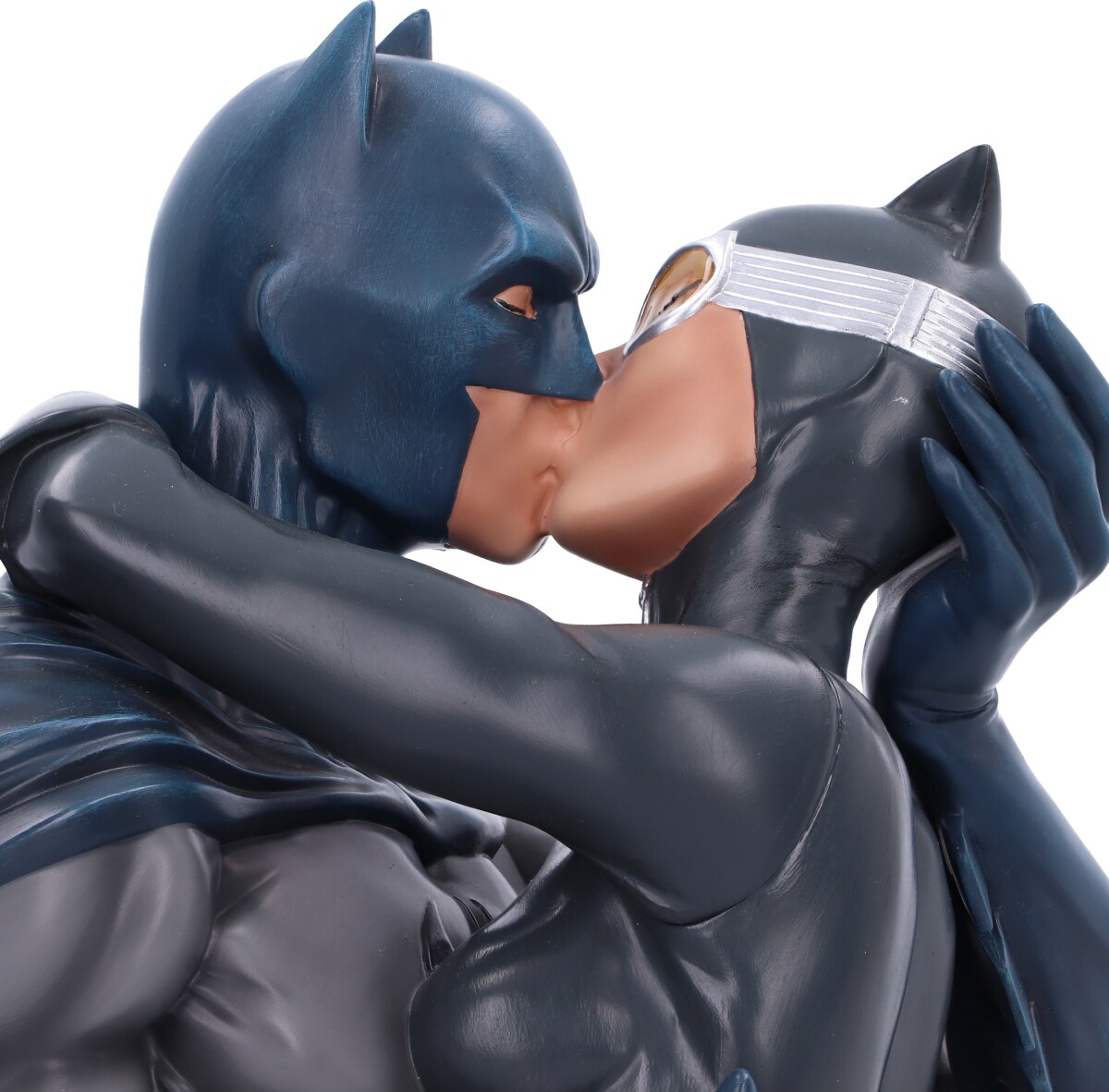 Batman And Catwoman Kiss Statue - 34 Cm - Nemesis Now