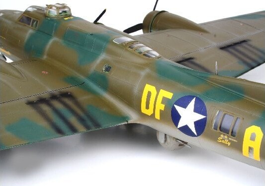 Revell - B-17F Memphis Belle Modelfly Byggesæt - 1 48 - 04297
