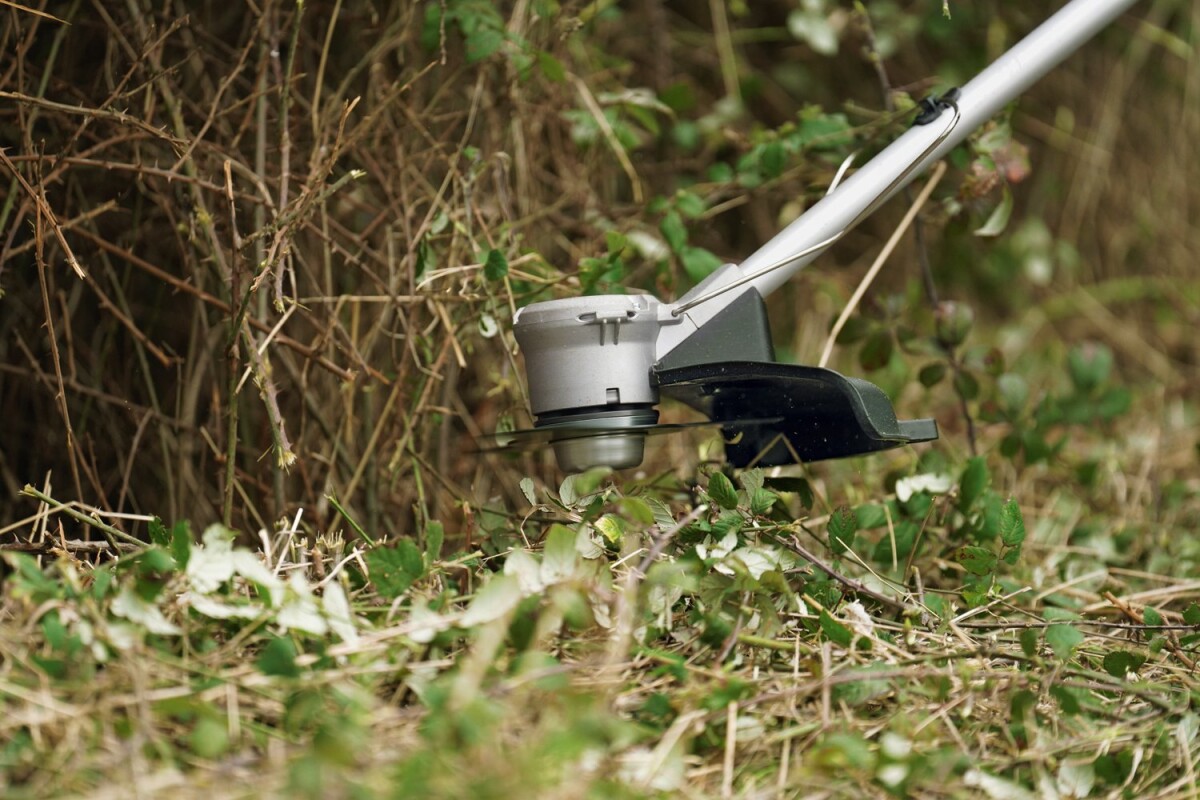 Bosch - Batteridrevet Busktrimmer - Adv 23Cm 36V Batteri Lader Medfølger