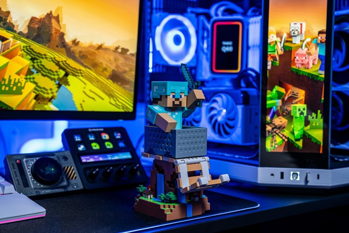 Cable Guys - Controller Holder - Minecraft Steve In Diamond Armour Rest