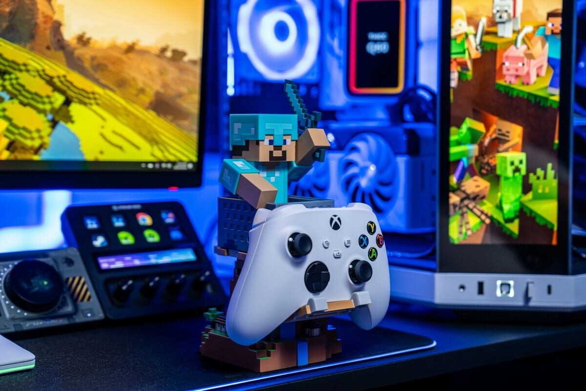 Cable Guys - Controller Holder - Minecraft Steve In Diamond Armour Rest