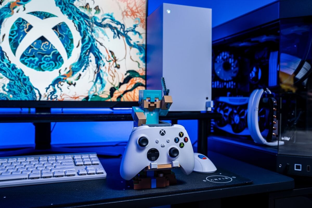 Cable Guys - Controller Holder - Minecraft Steve In Diamond Armour Rest