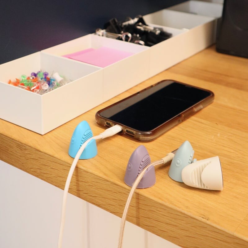 Kikkerland - Selvklæbende Kabelholder Til Bord - Haj - 4 Stk