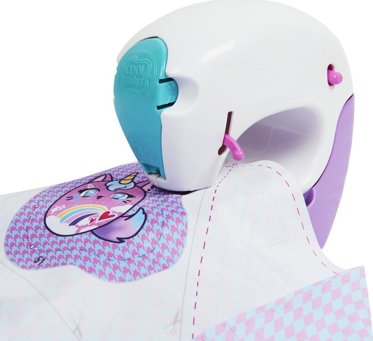 Cool Maker, Stitch 'N Style Fashion Studio, Jouet Machine à Coudre Pré-enfilée Avec Tissus Et Imprimes A Transferer A L Eau  Jouets D Art