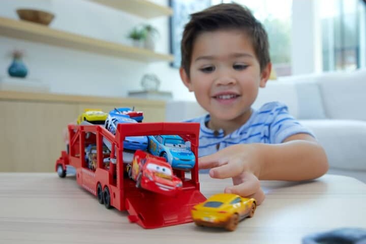 Disney Cars - Mack Transporter - 33 Cm