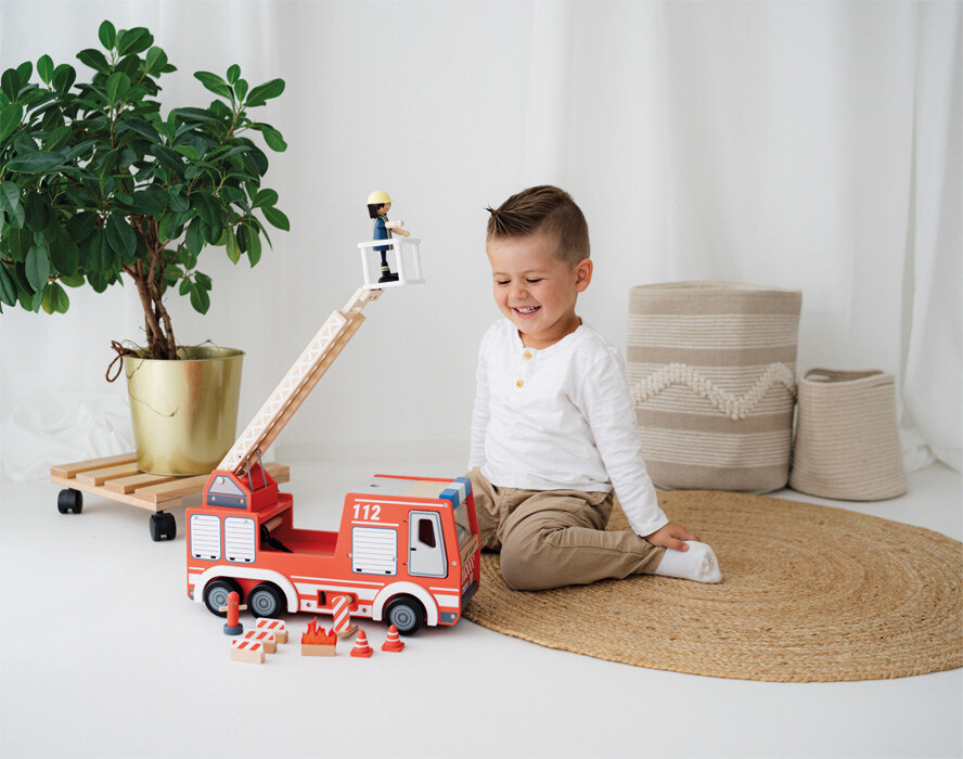 Legetøjs Brandbil I Træ - Legesæt Inkl Figur Til Børn - Small Foot