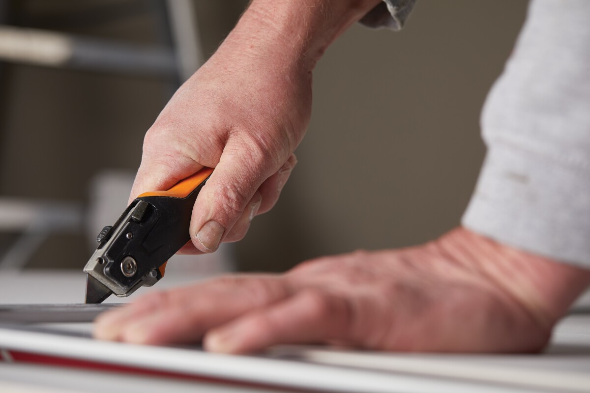 Fiskars - 2-I-1 Universalkniv Og Gipssav - Pro Carbonmax
