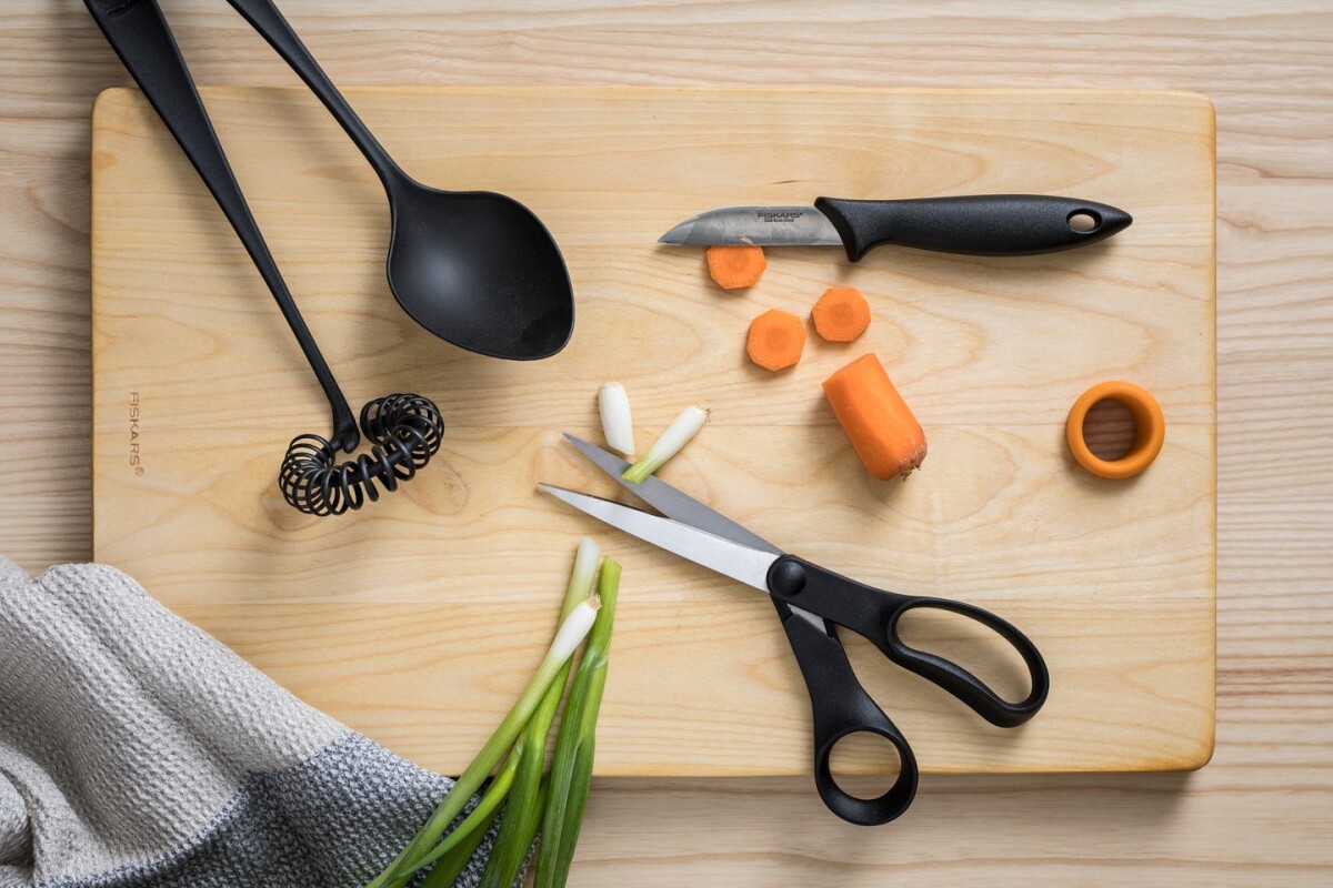 Fiskars - Universalsaks - Sort - Essential - 21 Cm