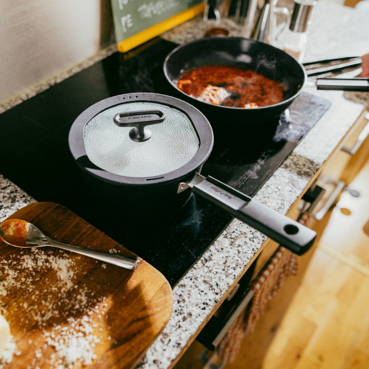 Fiskars - Hard Face - Kasserolle Med Låg - Non-Stick - Induktion