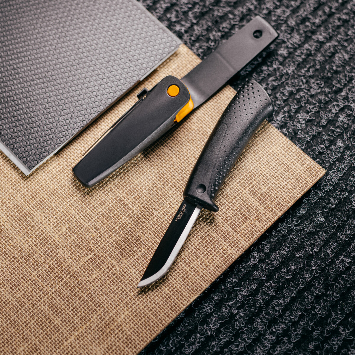 Fiskars - Pro Builder S Knife With Sharpener - Kniv Med Knivsliber