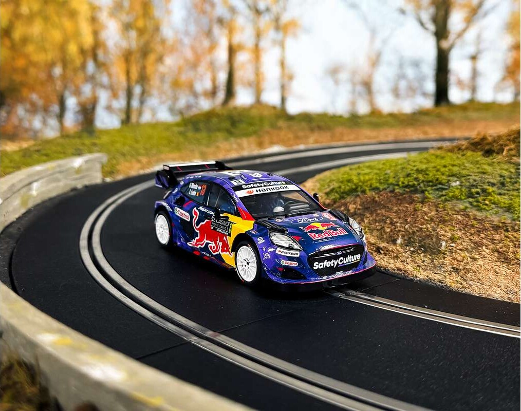 Scalextric C4654 - Ford Puma Rally1 Monte Carlo 2025 Bil - 1 32