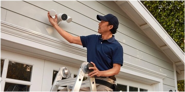 Google Nest Cam Med Lys