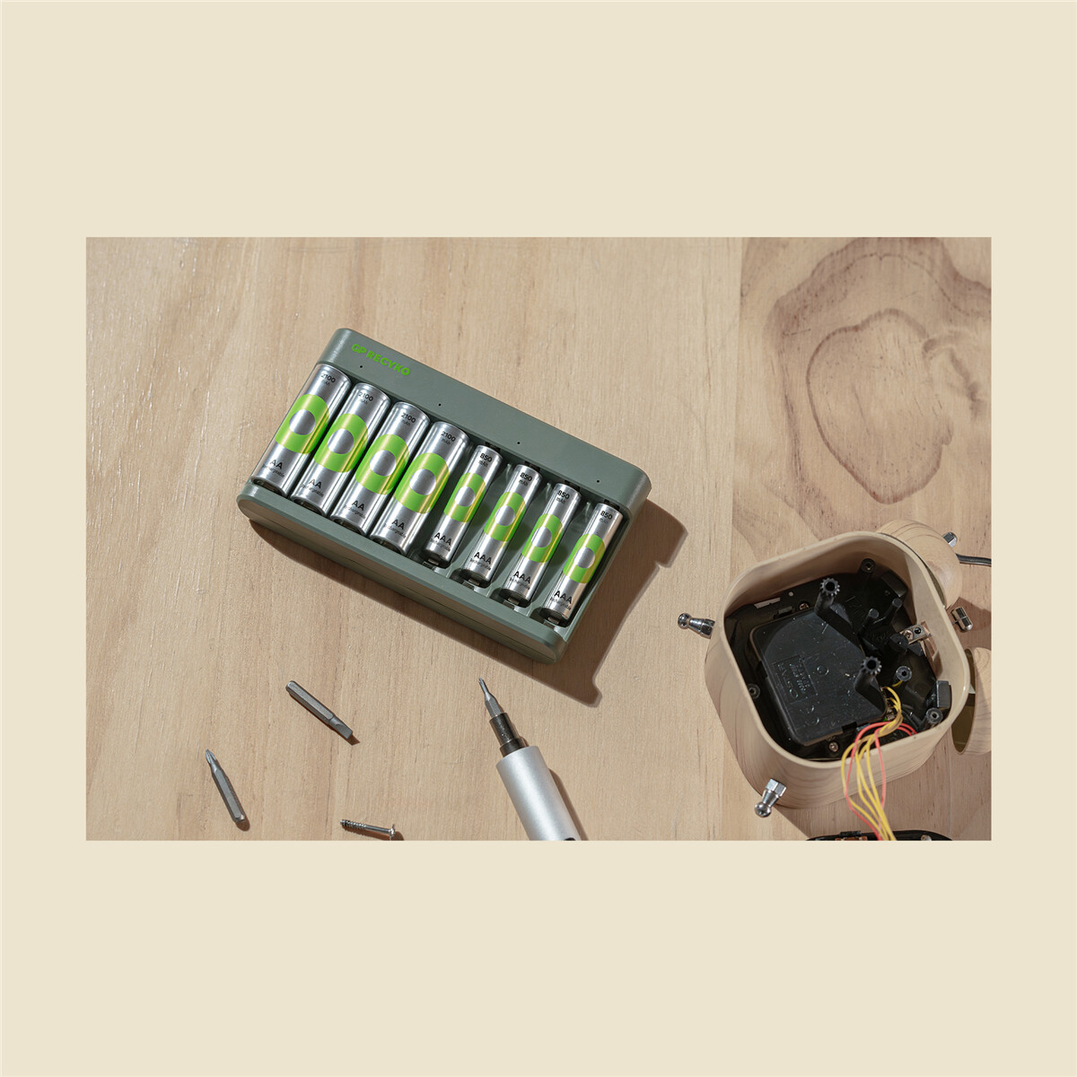 Gp - Recyko Batteri Oplader E821 Usb 4Xaa 2100 4Xaaa 850 Mah Batterier