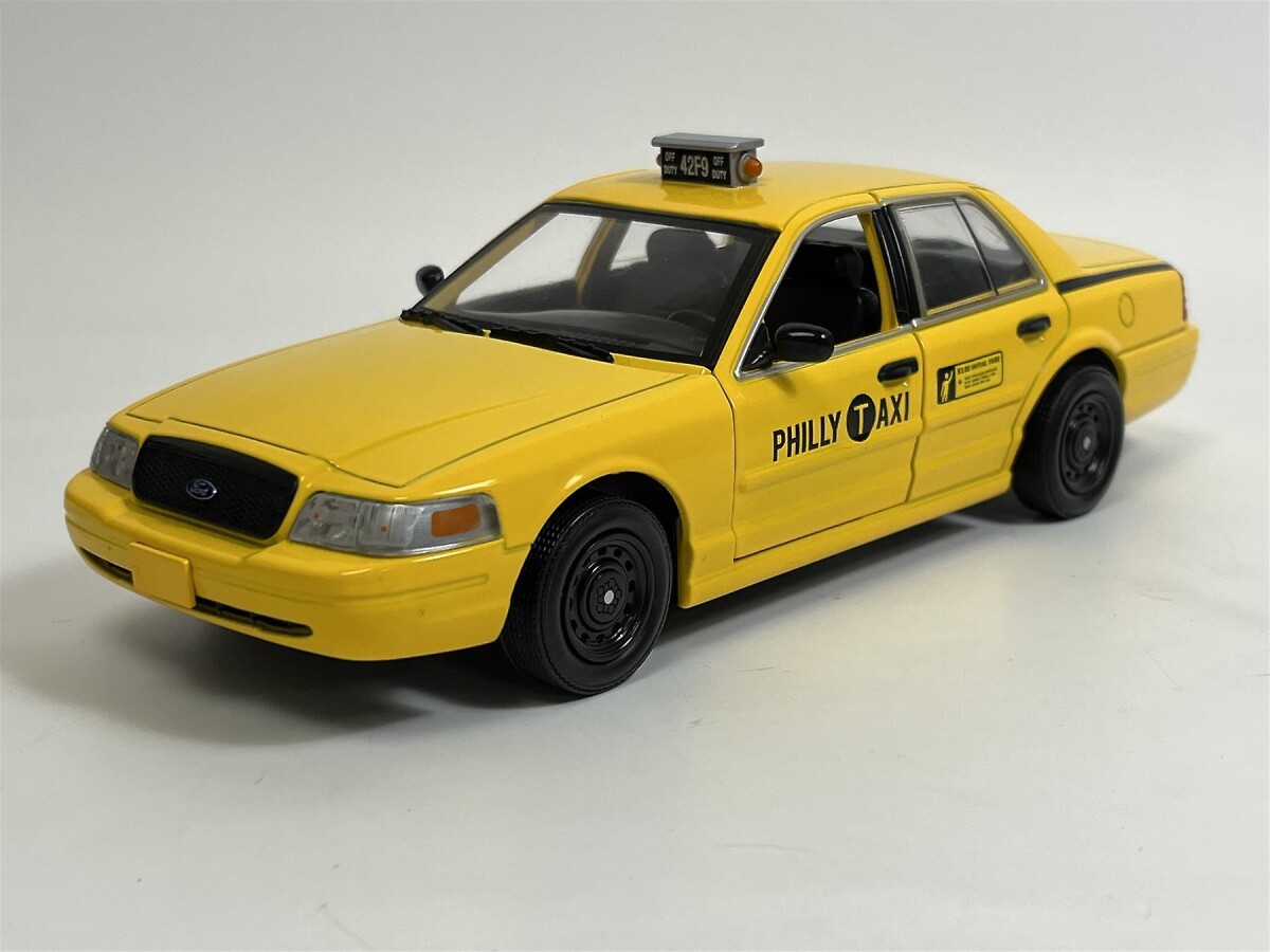 Greenlight Collectibles - 124 Creed 2015 - 1999 Ford Crown Victoria Philly