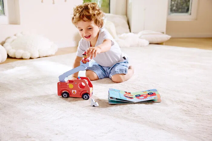Hape - The Roaring Fire Truck - Brandbil Legetøj Med Lyd
