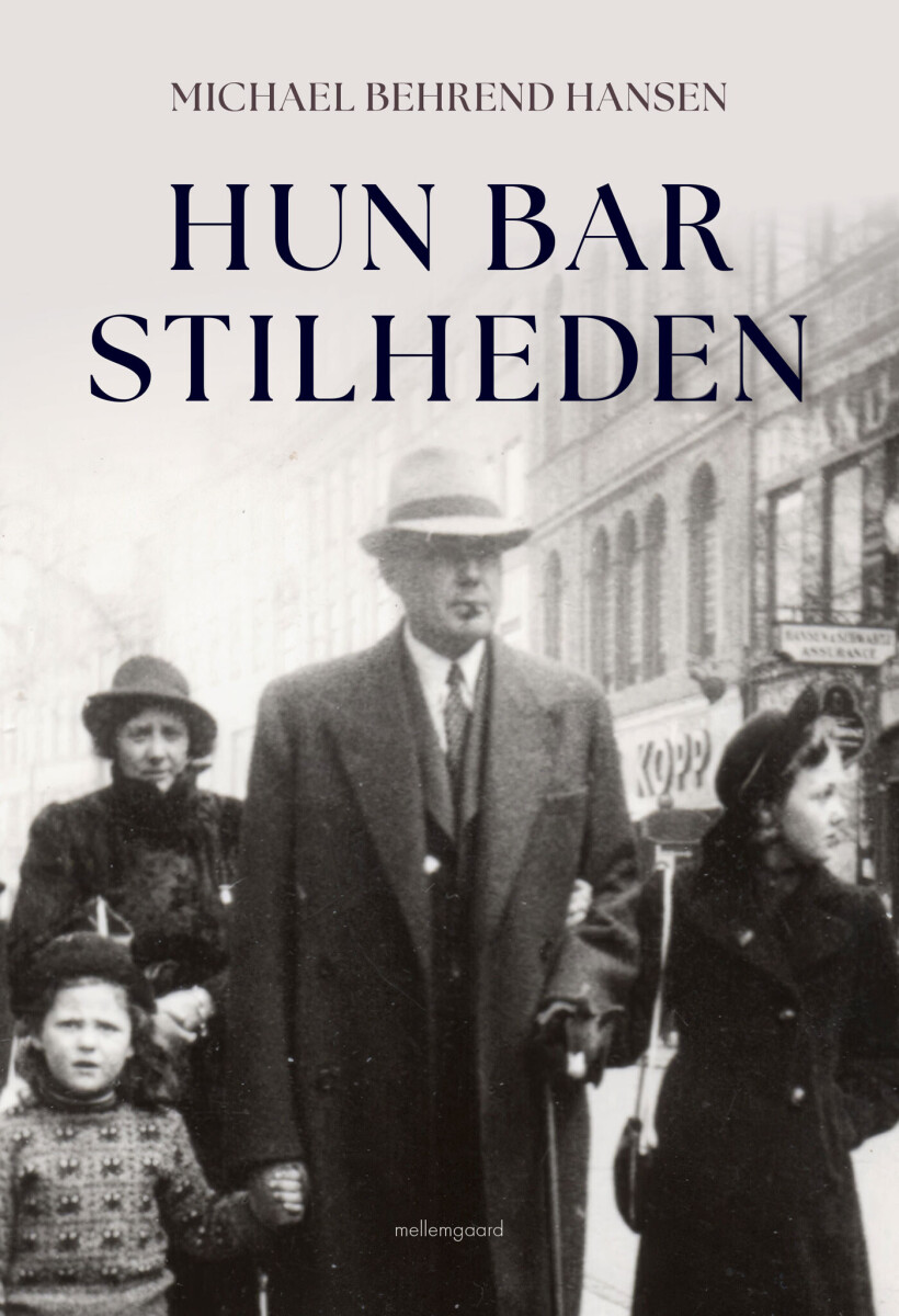 Hun Bar Stilheden