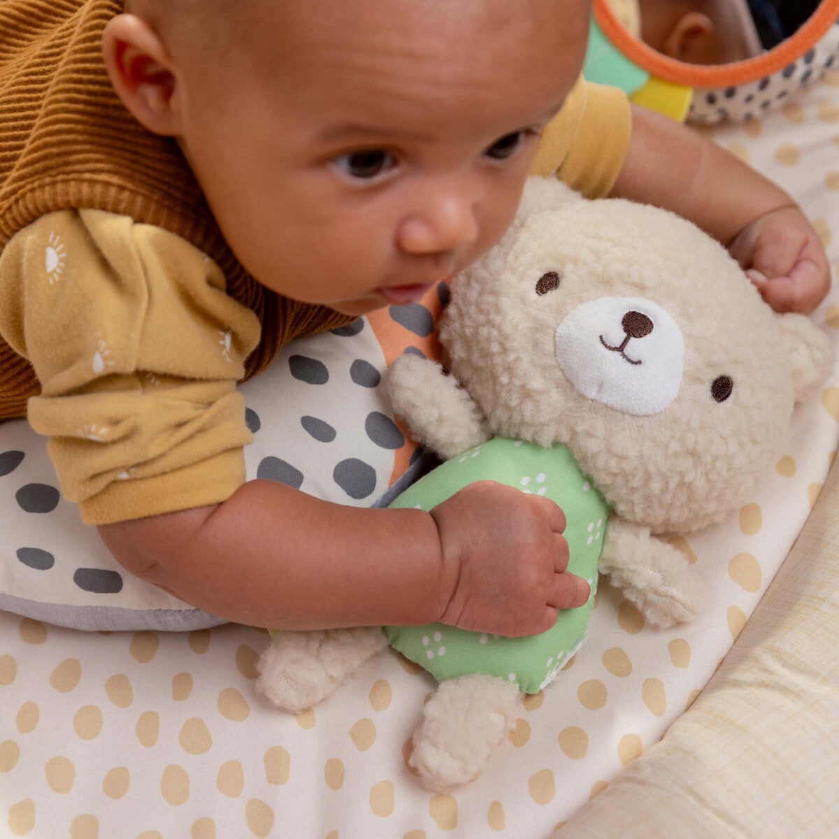 Ingenuity - Every Season Blødt Aktivitetstæppe Med Lammeskind - In-16969