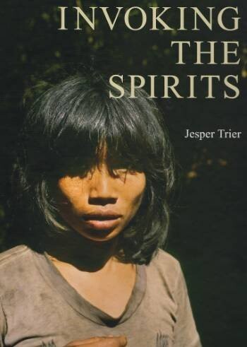 Køb Invoking The Spirits af Jesper Trier - english book - Gucca.dk