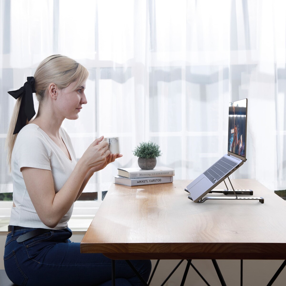 J5Create - Laptop Stand With Usb 4-Port Hub