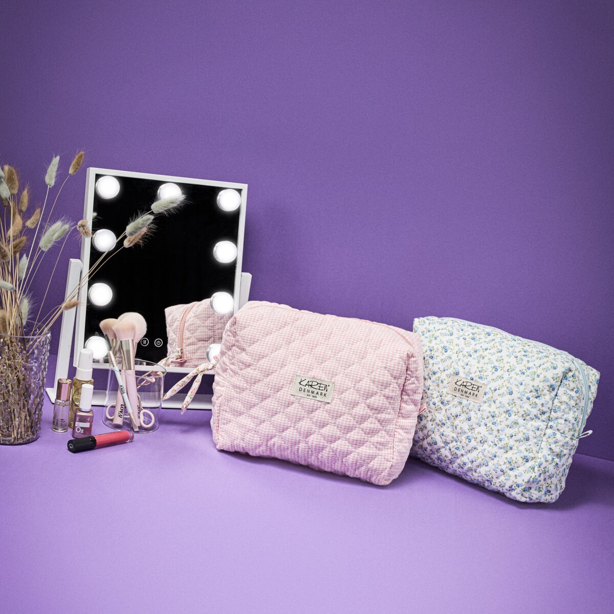 Karen - Stor Toilettaske - Blå Småblomstret Quilt