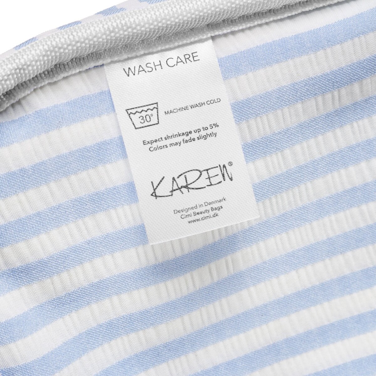 Karen - Stor Toilettaske - Blå Småblomstret Quilt