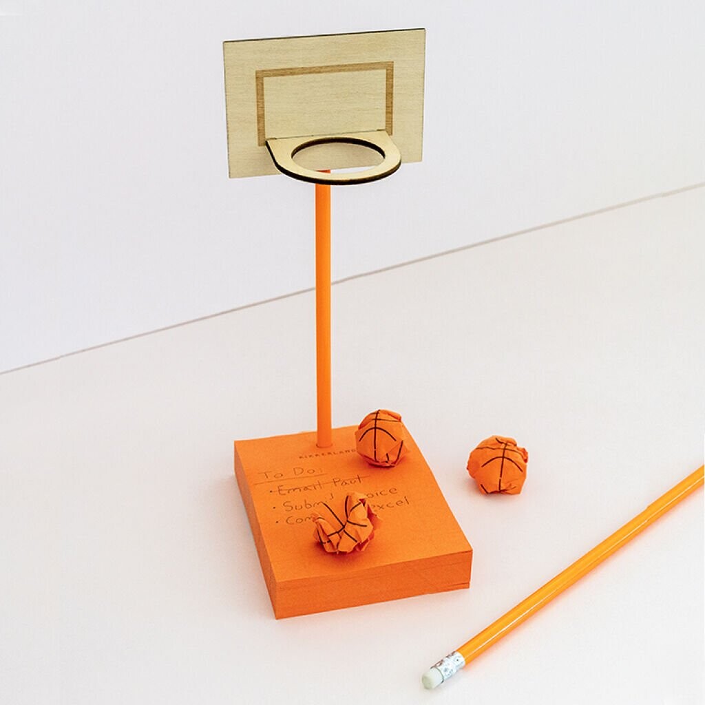 Mini Basketball Kurv Til Skrivebord - 200 Sticky Notes - Kikkerland