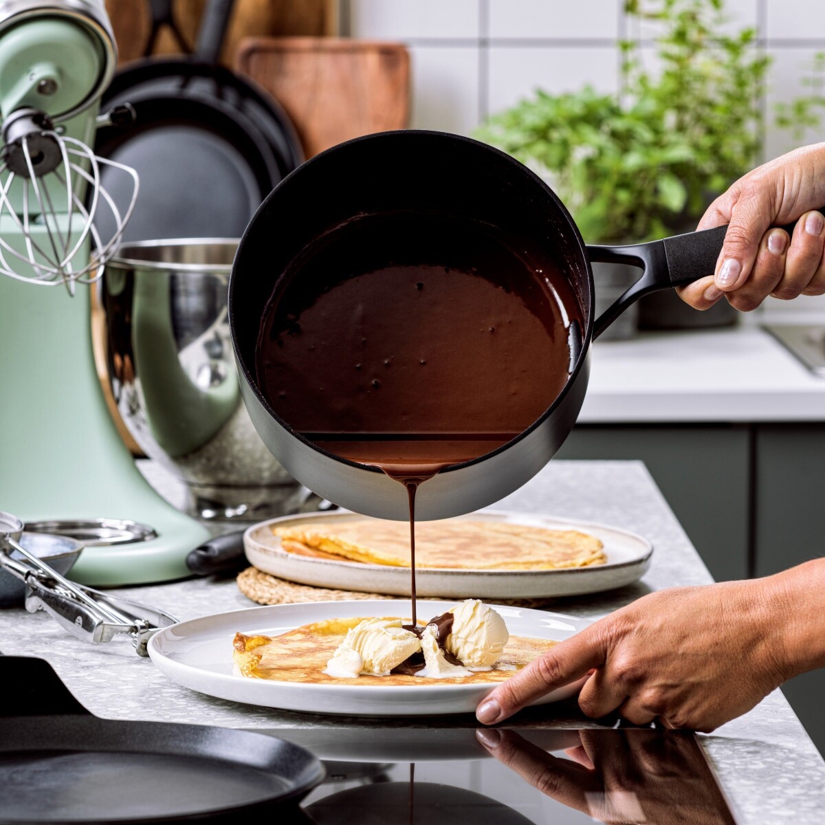 Kitchenaid - Classic Forged Saucepan - Black - 20Cm31L