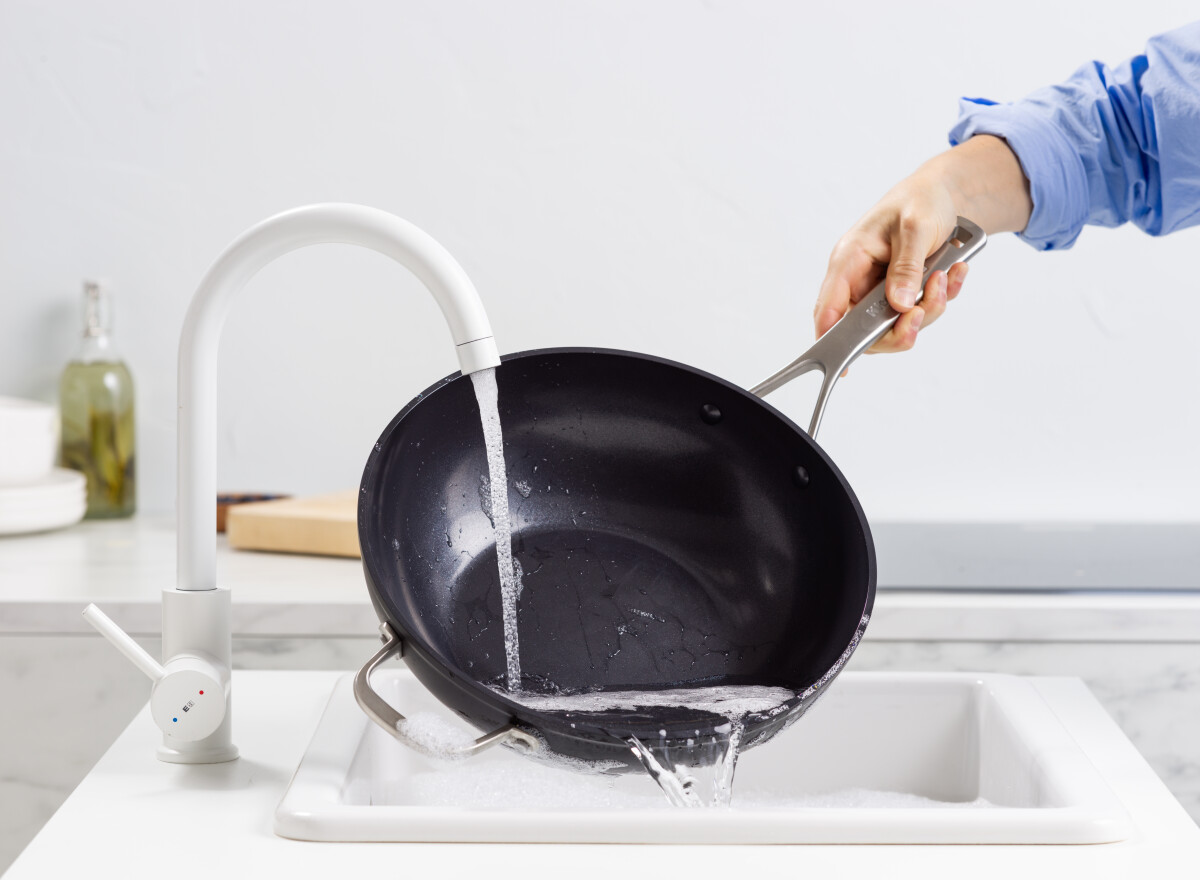 Kitchenaid - Forged Hardened Aluminium Wok With Helper Handle - Black - 30