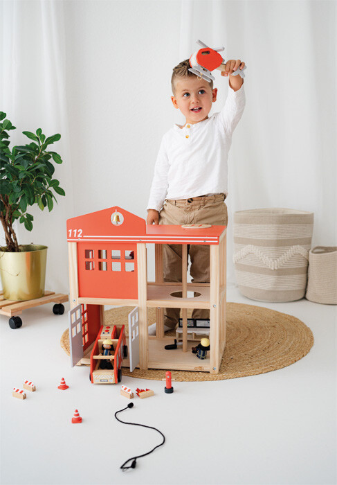 Small Foot - Stor Brandstation Legetøj Med Tilbehør - Træ