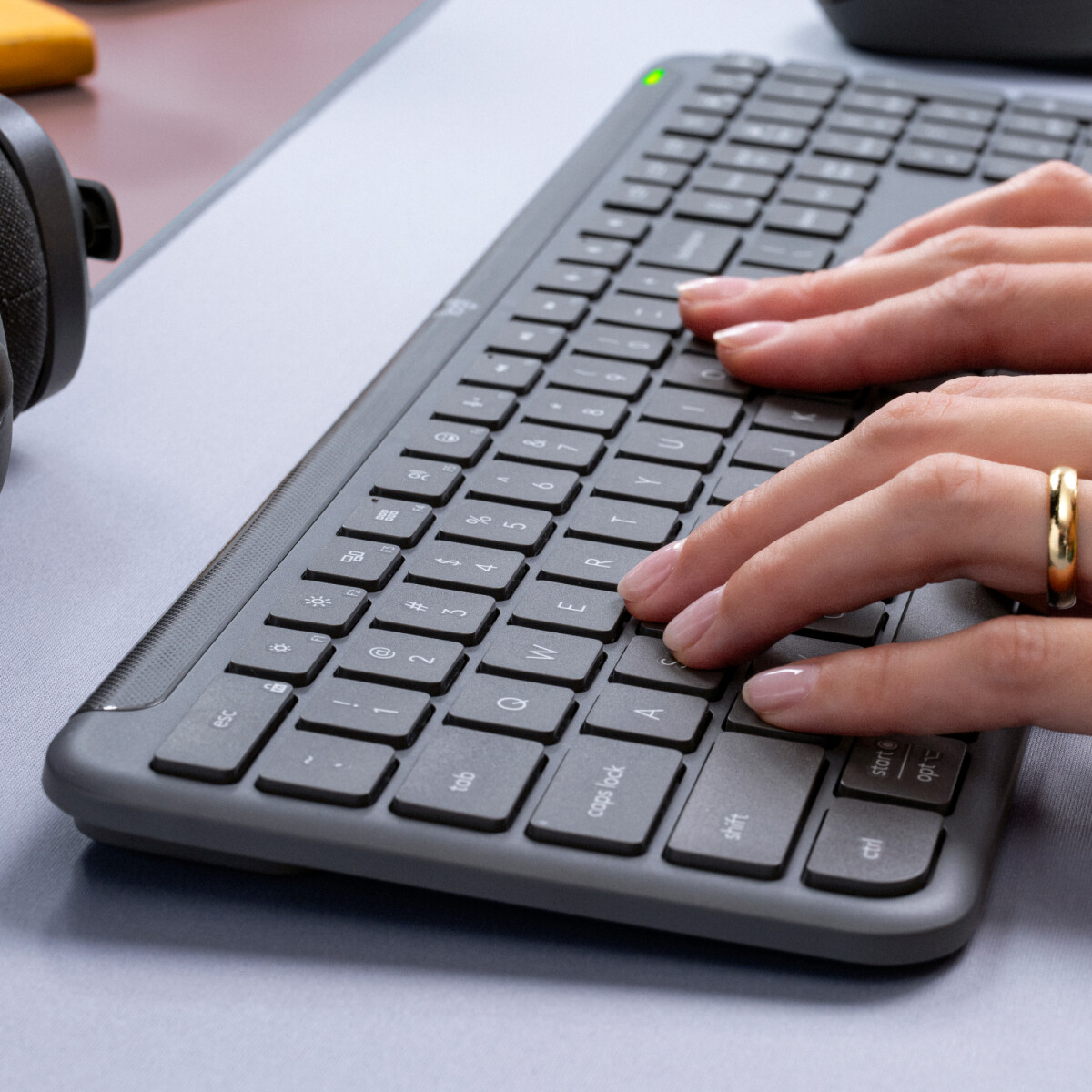 Logitech - Signature Slim Wireless Keyboard K950 Nordic