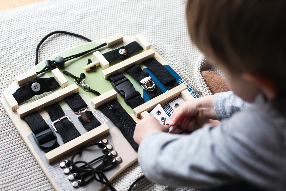 Motorik Og Aktivitetsbræt - Lynlås Snørebånd Og Spænder - Small Foot