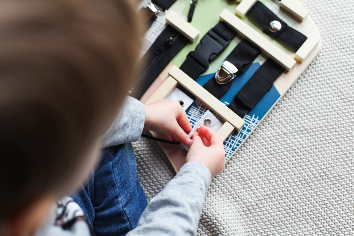 Motorik Og Aktivitetsbræt - Lynlås Snørebånd Og Spænder - Small Foot